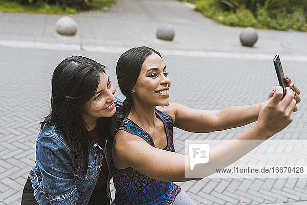 Zwei College-Mädchen machen ein Selfie
