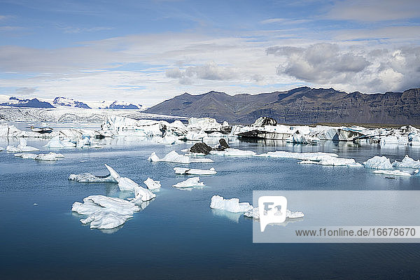 Blick auf schwimmende Eisberge in der Gletscherlagune Jokulsarlon  Island