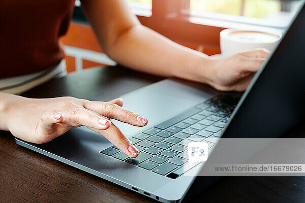 Frauenhände Büroangestellte beim Tippen auf der Enter-Tastatur