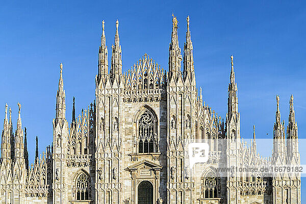 Fassade des Doms von Mailand mit blauem Himmel und Statuen Säulen