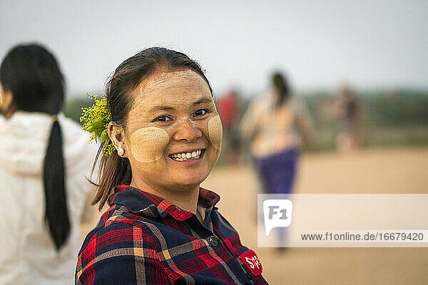 Porträt einer lächelnden Frau mit Thanaka im Gesicht  Bagan  Myanmar