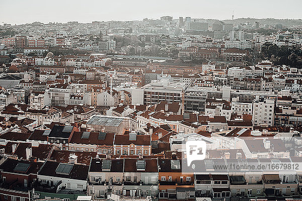Stadt Lissabon aus der Vogelperspektive: Wohnviertel  Ziegeldächer