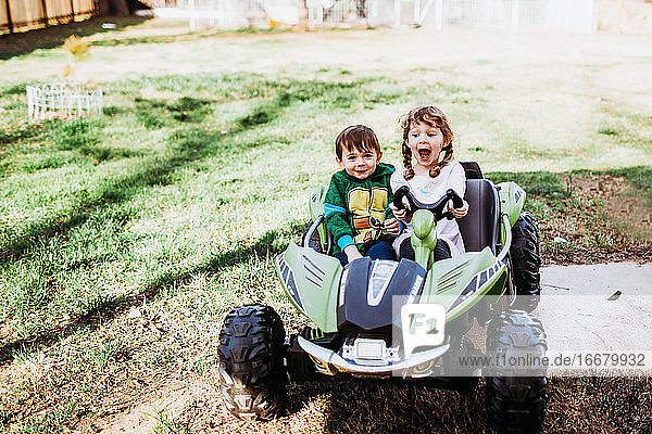 Junge und Mädchen sitzen im Frühling lächelnd in Krafträdern