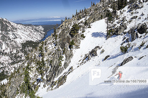Mann beim Skifahren auf dem Berg in Tahoe