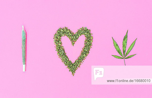Phrase I love Weed mit Marihuana auf rosa Hintergrund gemacht.