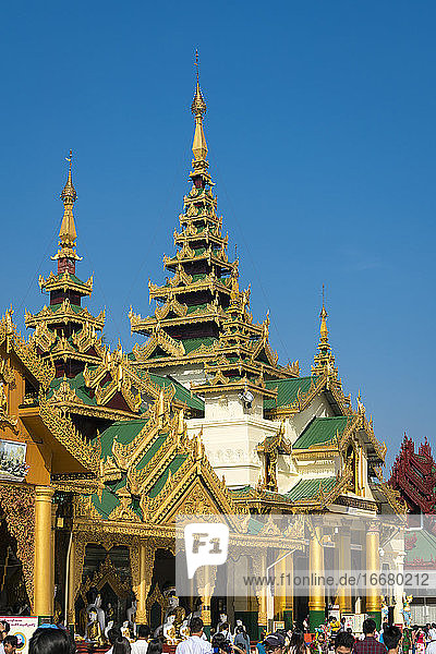 Außenansicht eines buddhistischen Tempels vor blauem Himmel im Shwedagon-Pagodenkomplex  Yangon  Myanmar