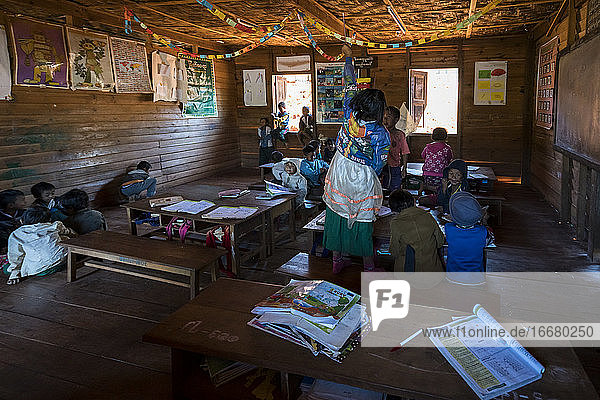 Schüler in einem Grundschulklassenzimmer während der Pause  Dorf Kayan  Loikaw  Myanmar