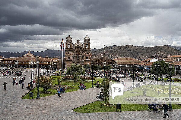 Touristen in der Kirche der Gesellschaft Jesu am Plaza de Armas  Cusco  Peru