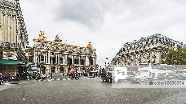 Pariser Oper mit starkem Verkehr auf dem Platz vor der Oper