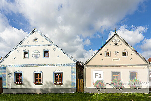 Historische Häuser im Reservat Holasovice Historal Village. Sie repräsentieren den ländlichen Barockstil  UNESCO  Holasovice  Südböhmische Region  Tschechische Republik