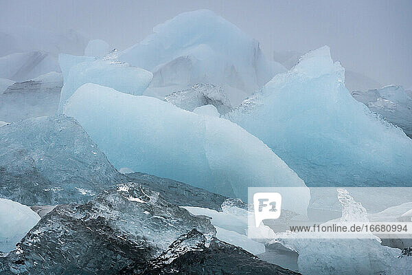 Abriss der Eisberge in der Gletscherlagune Jokulsarlon  Island