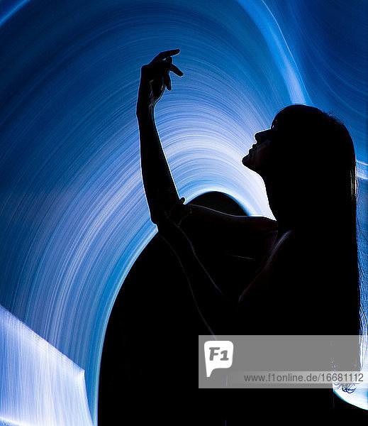 Silhouette einer Frau durch LichtMalerei Licht