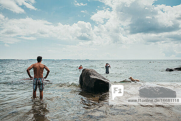 Eine Familie kühlt sich an einem heißen Sommertag im Wasser des Ontariosees ab.