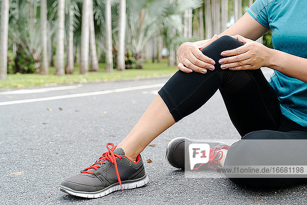 Fitness Frau Läuferin fühlen Schmerz auf Knie. Outdoor-Übung activit