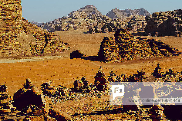 Von Touristen hinterlassene Steinstapel im Wadi Rum  Jordanien