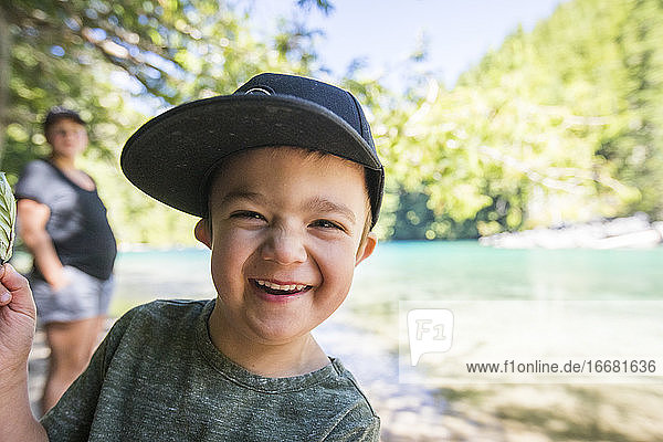 Porträt eines lächelnden Jungen am Lindeman Lake.