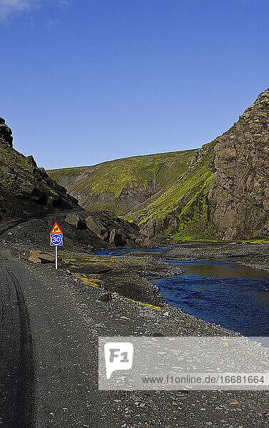 Schotterstraße im isländischen Hochland - Gebiet Fjallabak