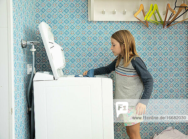 Kleines Mädchen hilft bei der Wäsche in Helsinki  Finnland