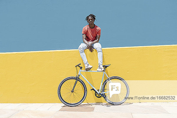 Afroamerikanischer Mann ruht sich in der Nähe des Fahrrads aus