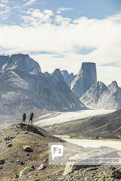Rückansicht von Rucksacktouristen mit Blick auf den dramatischen Bergblick vom Gipfel