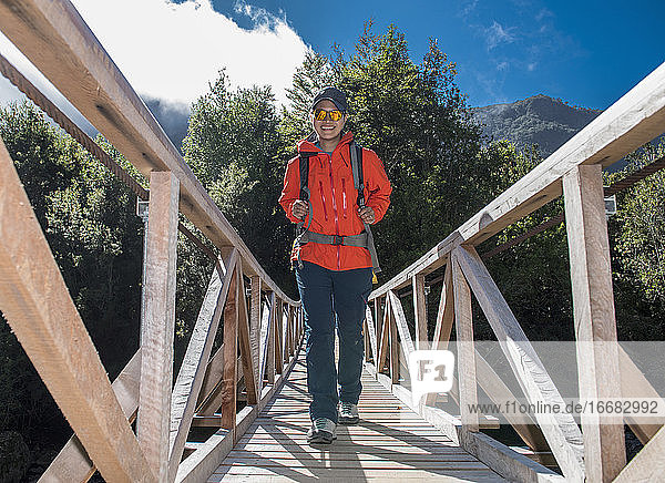Frau überquert Holzbrücke bei Caleta Gonzalo in Chile