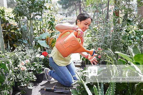 Junge Frau bei der Gartenarbeit