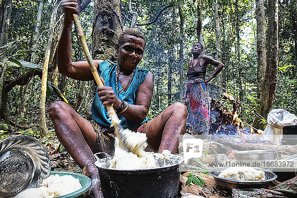Baka-Pygmäen-Frauen beim Kochen im Wald am Lagerfeuer. Dzanga-Sangha. Zentralafrikanische Republik