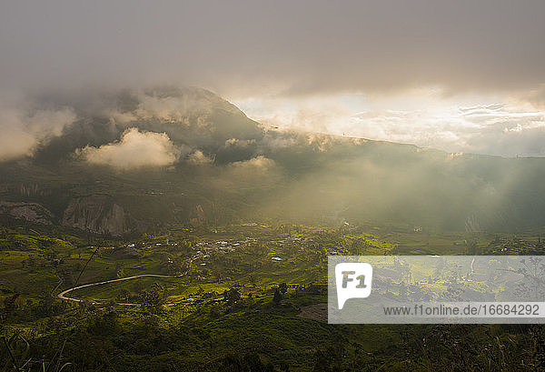 Mystisches Licht über dem Tal  Ambato  Tungurahua  Ecuador