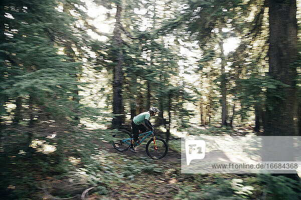 Ein Mann fährt mit seinem Fahrrad im Timberline Bike Park in Oregon mit Höchstgeschwindigkeit.