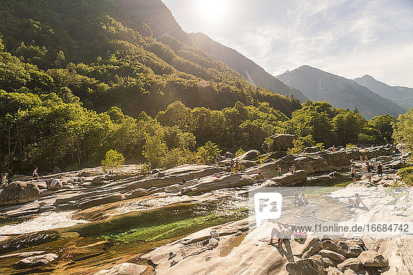 Luftaufnahme des Flusses Verzasca und des Tals mit Menschen beim Sonnenbaden
