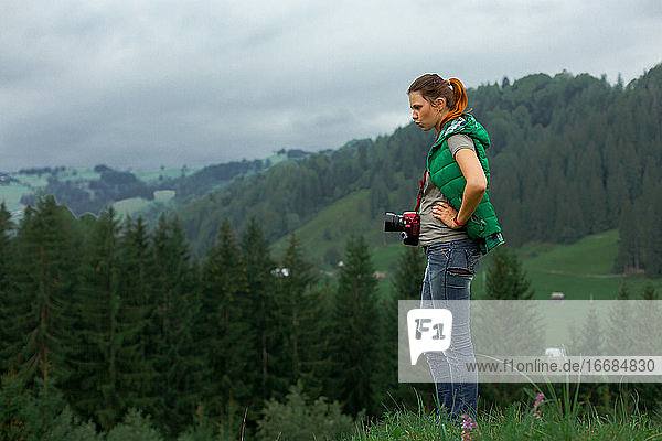 Fotografin in den Karpaten schießt eine Landschaft