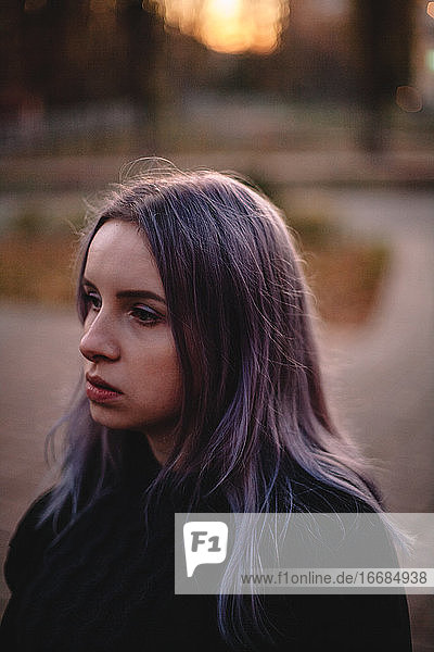 Porträt einer jungen Hipster-Frau mit violettem Haar im Herbst