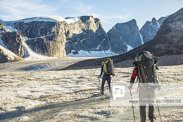 Rückansicht von zwei Bergsteigern  die den Auyuittuq-Nationalpark erkunden