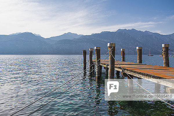 Holzsteg am Lago di Garda in Italien