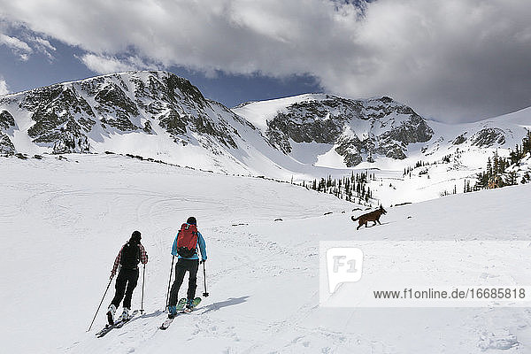 Zwei Frauen besteigen den Mount Sopris mit einem Hund in Colorado
