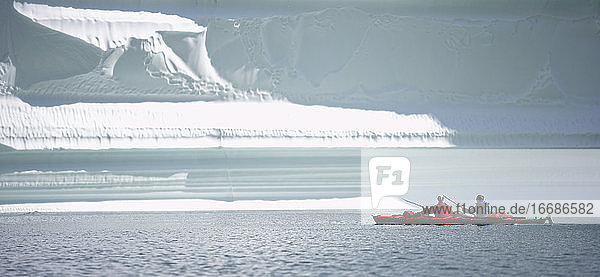 2 Männer  die in einem Seekajak durch die Fjorde Ostgrönlands fahren
