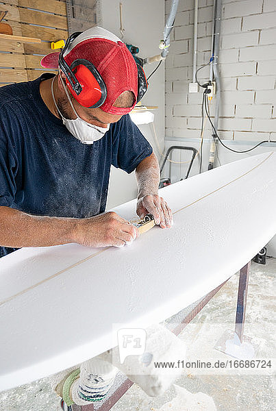 Surfboard Modeling Workshop - Ein Mann perfektioniert das Modellieren eines Surfboards
