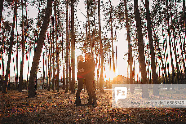 Glückliches  verliebtes junges Paar  das sich bei Sonnenuntergang von Angesicht zu Angesicht sieht