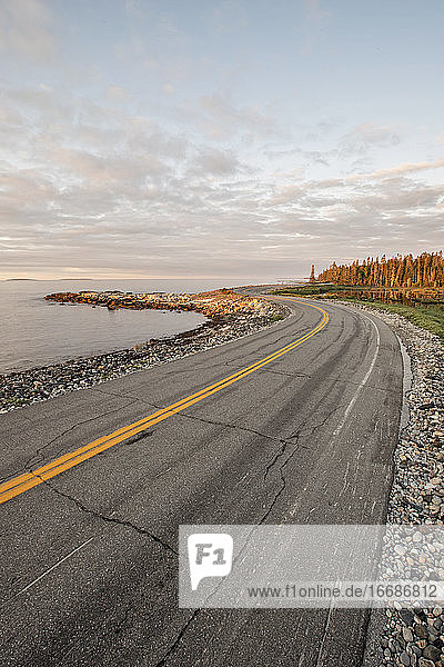 Eine Straße führt entlang der zerklüfteten Küste im Acadia National Park  Maine