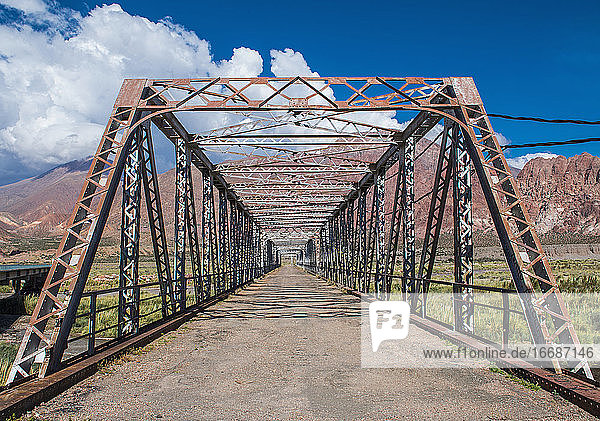 Abnehmende Perspektive der alten Eisenbrücke  Uspallata  Mendoza