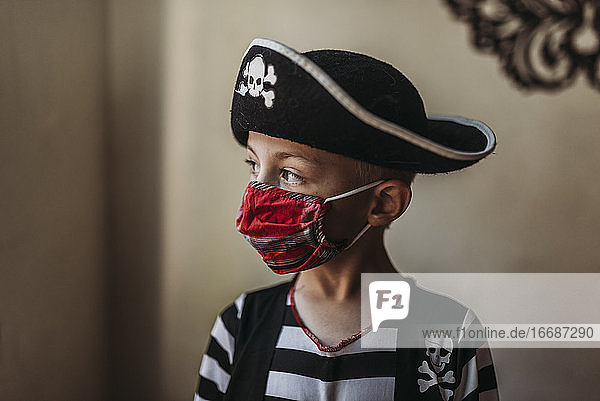 Lifestyle-Porträt eines als Pirat verkleideten Jungen mit Gesichtsbedeckung