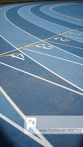 Leichtathletikbahn  bereit für den Wettkampf. Noch ohne Menschen