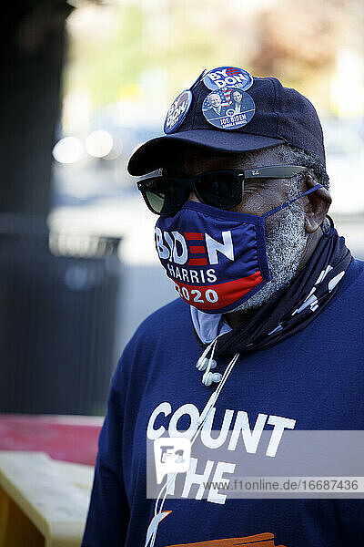 Ein Mann verkauft Masken und Anstecknadeln für Bidens Wahlkampf nach seinem Sieg am 7. November.