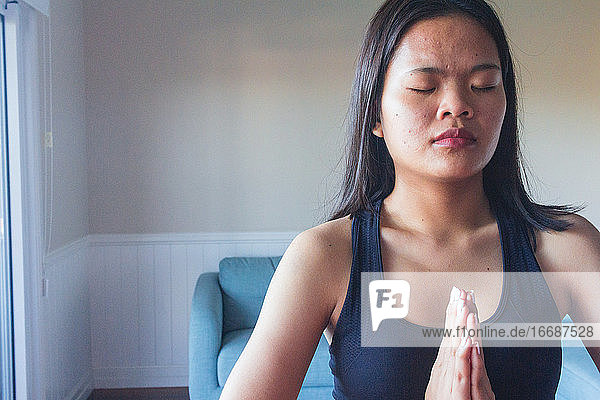 Konzentrierte junge Frau beim Meditieren und Yoga üben