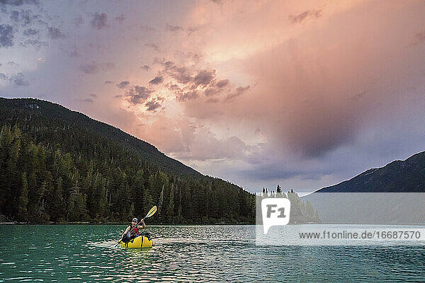 Mann paddelt mit einem aufblasbaren Packraft auf dem Cheakamus Lake  Whistler  B.C.