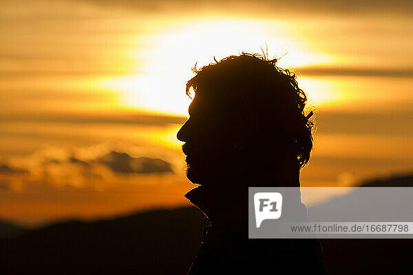 Silhouette des Kopfes eines Mannes bei Sonnenuntergang