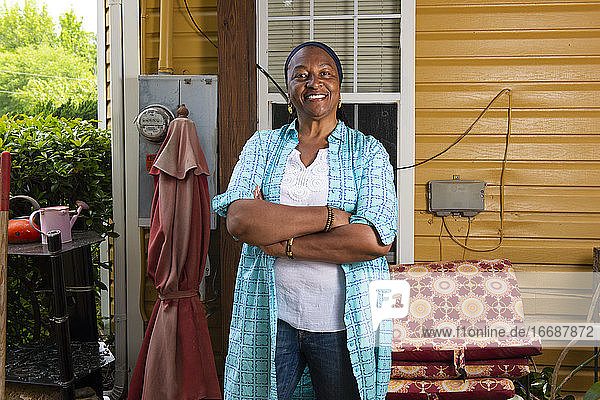 Porträt einer lächelnden afroamerikanischen Frau mit verschränkten Armen