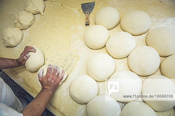 Nur Hände formen Teig in einer Bäckerei in Belgrad  Serbien