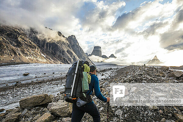 Rückansicht eines Rucksacktouristen  der sich dramatischen Berggipfeln nähert  Kanada.