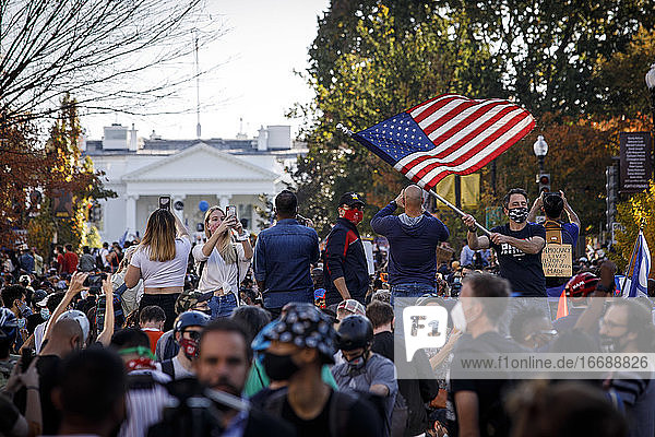 Biden-Anhänger feiern seinen Sieg vor dem Weißen Haus am 7. November.